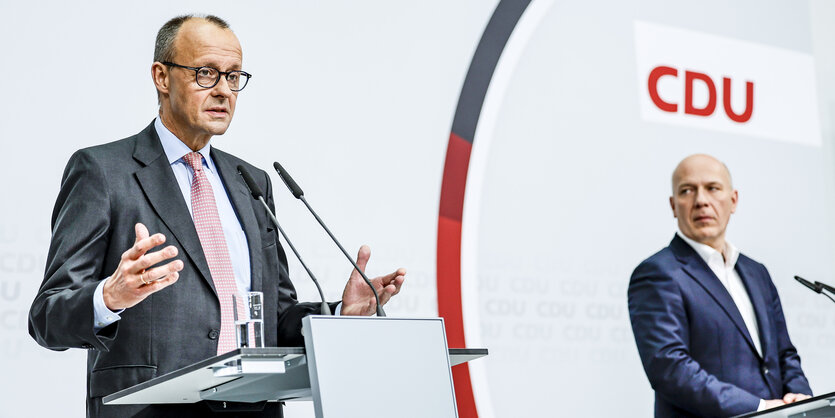 Kai Wegner schaut auf Friedrich Merz, der gerade spricht