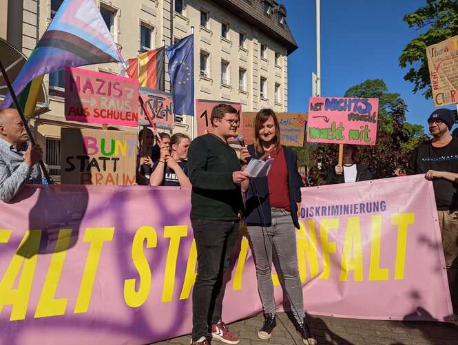 Die Lehrkräfte Max Teske und Laura Nickel bei einer Demonstration.