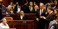 Benjamin Netanjahu im Parlament, umgeben von Abgeordneten