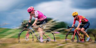 Zwei Rennradfahrerinnen in voller Geschwindigkeit.