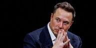 Elon Musk mit gefalteten Händen.
