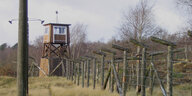 Ein Wachturm und der Stacheldrahtzaun des früheren NS-Internierungslagers Frøslev.