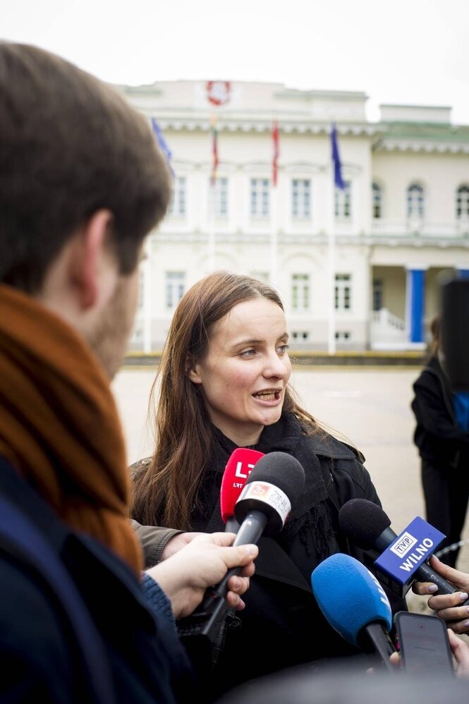 Eine Frau spricht in Mikrofone