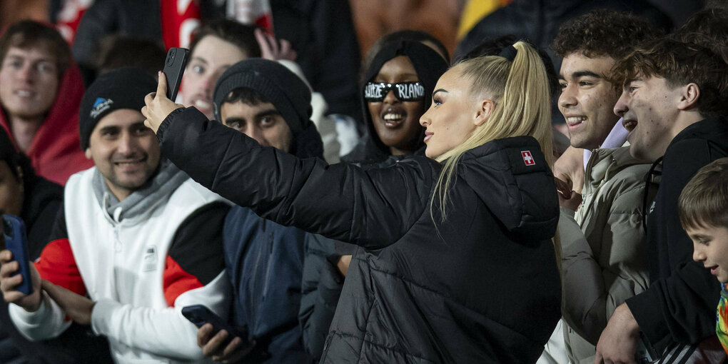 Alisha Lehmann macht Selfies mit Fans am Spielfeldrand