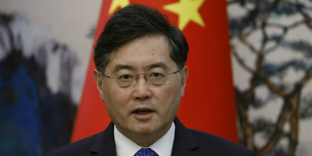 Porträt des "ehemaligen" Aussenministers Qin Gang vor einer China-Flagge