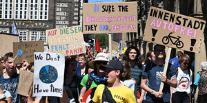 Viele junge Menschen auf einer Demonstration für das Klima
