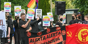 Menschen protestieren mit Plakaten