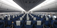 Innenansicht einer Kabine der Economy-Klasse des Langstreckenflugzeugs A350 XWB.