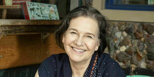 Schriftstellerin Louise Erdrich lacht in die Kamera