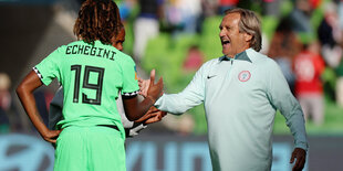 Randy Waldrum beim Shakehands mit einer Spielerin am Spielfeldrand