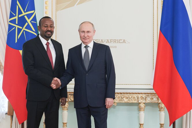 Äthiopiens Premier Abiy Ahmed Ali gibt Russlands Präsident Wladimir Putin die Hand