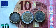 Euro Münzen und ein Geldschein.