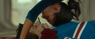 Die Protagonisten des Film: Adri, liegt mit einer Rose im Mund auf dem Boden, die Mutter, Clara, über ihm.
