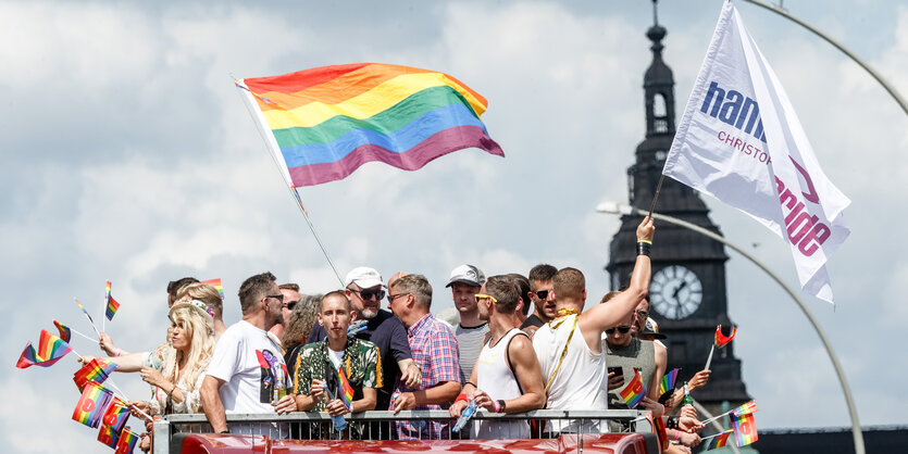 Ein Festwagen bei der CSD-Parade, im Hintergrund der Turm des Hamburger Michels