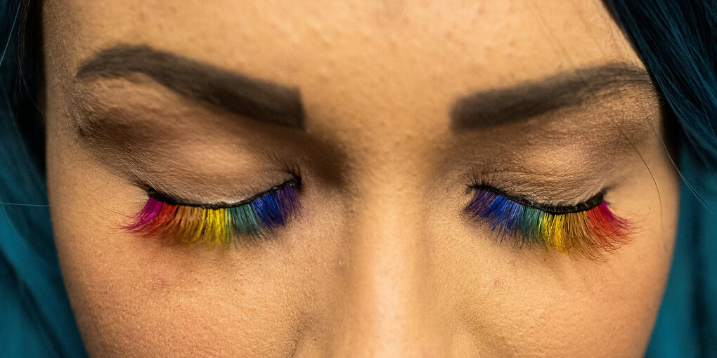 angeklebte Wimpern in Regenbogenfarben