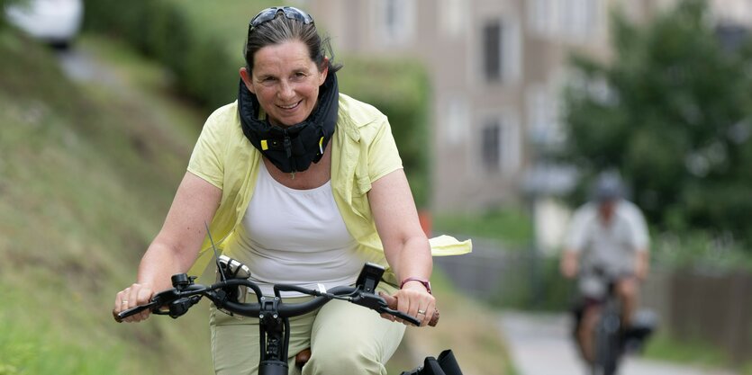 Katrin Göring-Eckardt auf dem Fahrrad