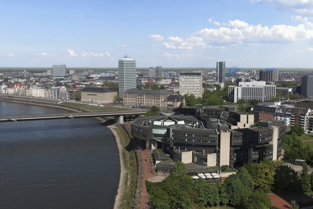 Düsseldorf von oben mit Blick auf die Rheinkniebrücke und den Landtag Nordrhein-Westfahlen im Jahr 2022.