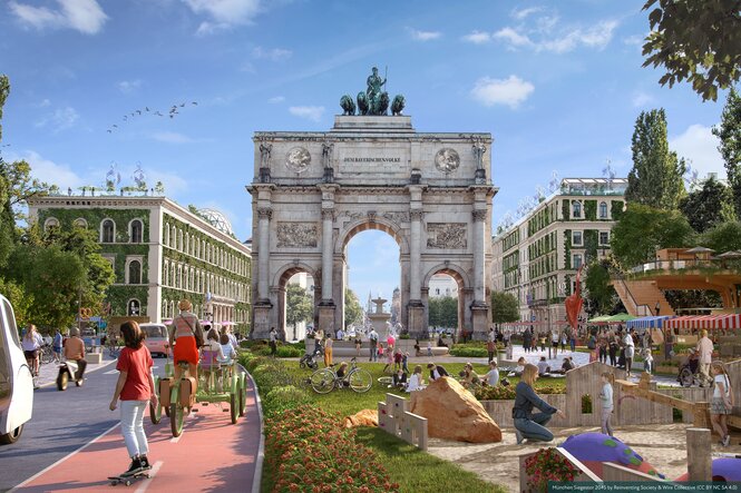 Siegestor in München, der Platz davor mittig ist begrünt, links fahren Menschen aus Fahrrädern und in Elektroautos auf einer schmalen Straße. Rechts sieht man einen Spielplatz und einen Markt. Die Fassaden der Häuser links und rechts vom Tor sind begrünt, auf dem Dach sieht man Gewächshäuser und Windkraftanlagen.