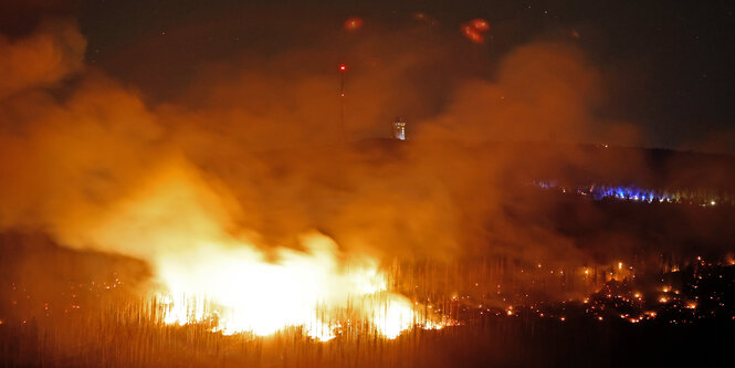 Am frühen Morgen lodern am Brocken die Flammen. Unterhalb des Gipfels des Berges war am Vortag ein Waldbrand ausgebrochen.