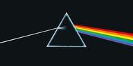 Grafik: Auf schwarzem Grund wird ein von links kommender Lichtstrahl, durch ein Prisma in seine Regenbogen-Bestandteile gebrochen