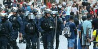 Französische Polizisten mit Helmen.