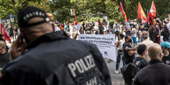 Polizisten begleiten die Kundgebung "Gemeinsam gegen rassistische Polizeigewalt!" im August 2020