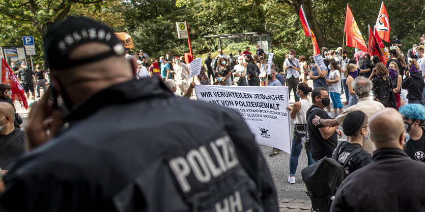 Polizisten begleiten die Kundgebung "Gemeinsam gegen rassistische Polizeigewalt!" im August 2020