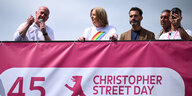 Kai Wegner spricht in ein Mikrofon, vor ihm ein Transparent: „45. Christopher Street Day“