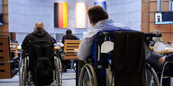 Mehrere Abgeordnete sitzen mit Rollstuhl im Plenarsaal des Abgeordnetenhauses