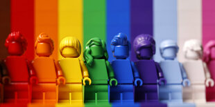 Figuren in Regenbogenfarben.