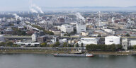 Luftbild des Chemiewerks der BASF am Rhein.