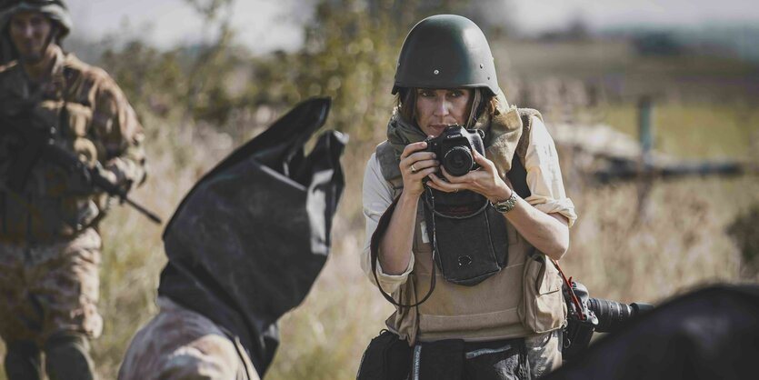 Anja Niedringhaus mit Helm und Weste (Antje Traue) fotografiert von US-Truppen verhaftete Iraker