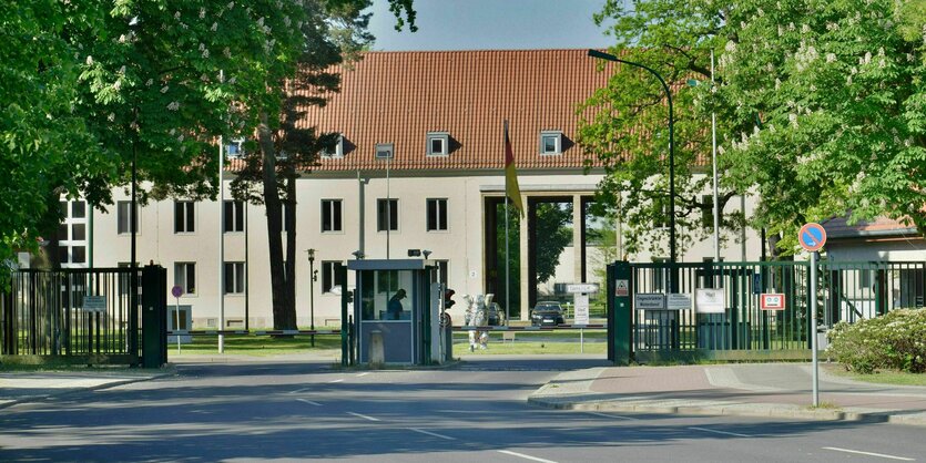 Der gesicherte Eingangsbereich der Julius-Leber Kaserne in Berlin