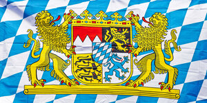 Wappen von Bayern auf einer Flagge.