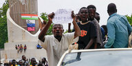 Anhänger der Putschisten halten bei einer Demonstration ein Plakat hoch am 27. Juli in Niamey.
