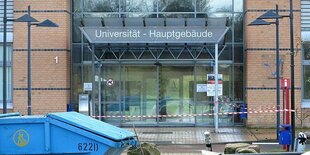 Ein Container steht vor dem Haupteingang der Universität Flensburg