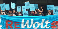 Eine Gruppe von Menschen hält ein blaues Transparent mit der Aufschrift ReWolt