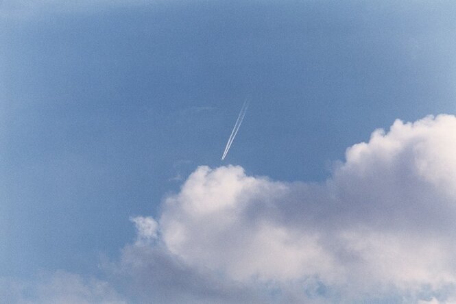 Eine weiße Wolke vor hellblauem Himmel