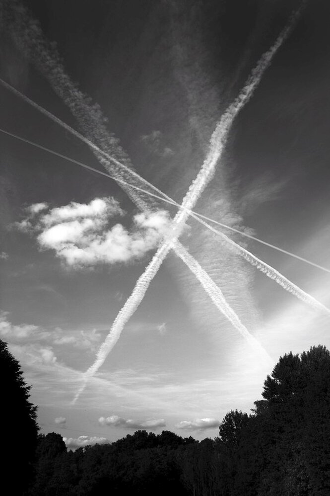 Kondenzstreifen bilden ein Kreuz am Himmel