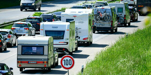 Zahlreiche Wohnmobile, Wohnwagen und Autos stehen auf der Autobahn im Stau