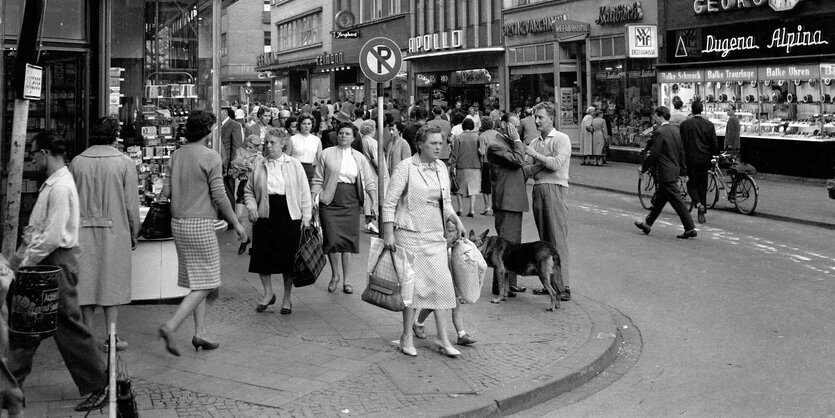 schwarz-weiss Foto - Passanten beim Einkaufsbummel in der Hauptgeschäftsstraße der Innenstadt von Oberhausen