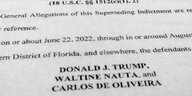 Das Deckblatt der Anklageschrift gegen Donald Trump, sein Name ist zu lesen
