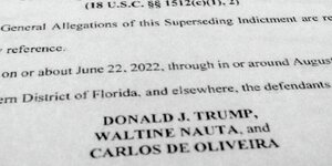 Das Deckblatt der Anklageschrift gegen Donald Trump, sein Name ist zu lesen