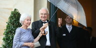 Stoiber in Begelitung seiner Frau mit Regenschirm.