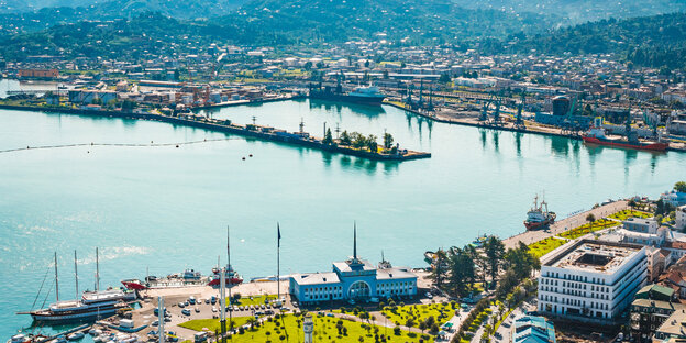 Luftbild des Hafens von Batumi