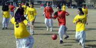 Studentinnen in Pakistan spielen Fußball