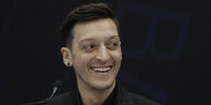 Mesut Özil bei einer Pressekonferenz.