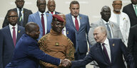 Wladimir Putin und mehrere afrikanische Präsidenten beim Gruppenfoto