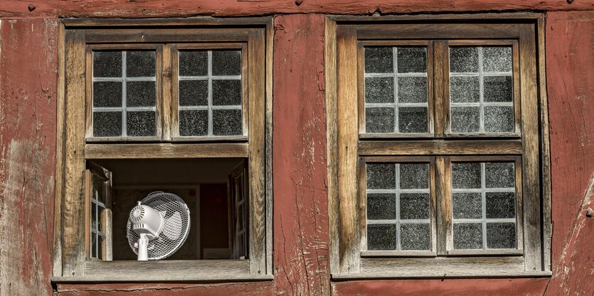 Ein Ventilator in einem offenen Fenster.