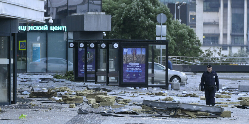 Ermittler untersucht Trümmer neben dem beschädigten Wolkenkratzer im Geschäftsviertel «Moscow City» nach einem Drohnenangriff in Moskau.